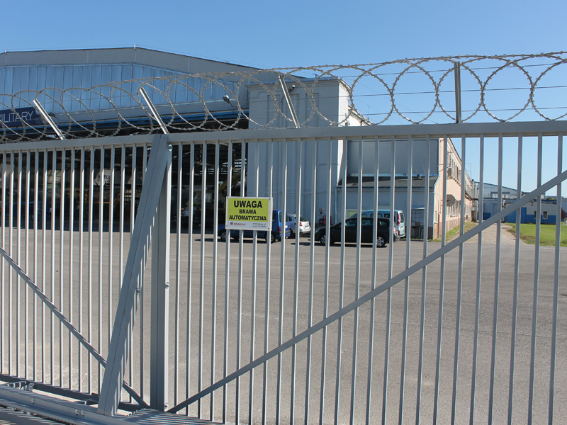 Ogrodzenia systemowe i bramy systemowe przesuwne zrealizowane przez BRAMAR dla Land Development w Warszawie