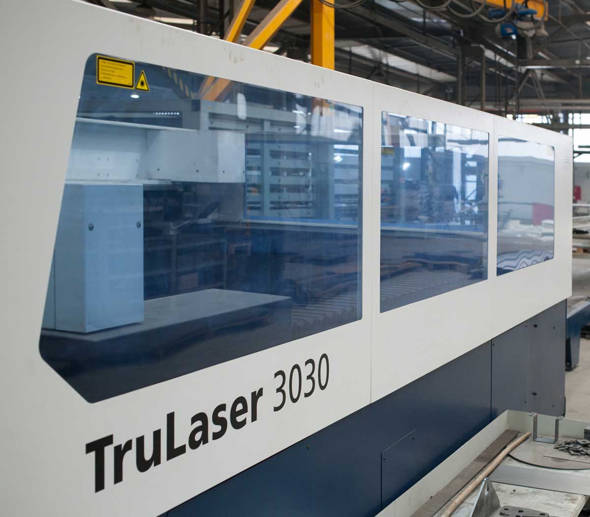 Wycinarka laserowa 3030 będąca częścią parku maszynowego firmy Bramar to stworzony przez firmę TRUMPF laser CO2 TruFlow, wytrzymały i niezawodny, który wykonuje gładkie krawędzie tnące nie wymagające na ogół obróbki dodatkowej.